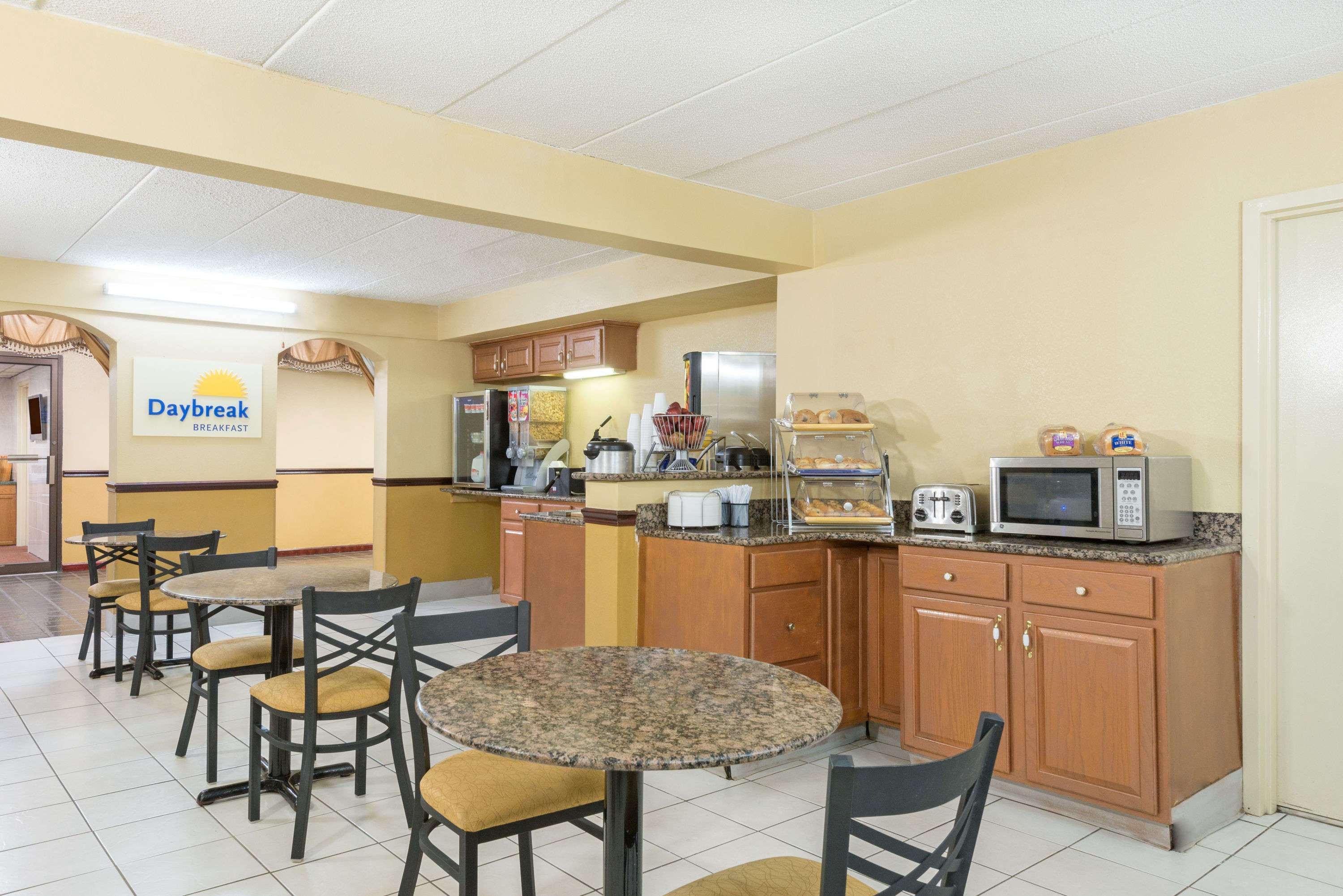 Days Inn By Wyndham Hagerstown I-70 Eksteriør billede
