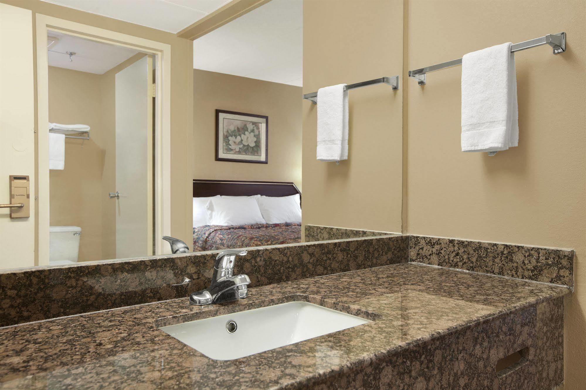 Days Inn By Wyndham Hagerstown I-70 Eksteriør billede